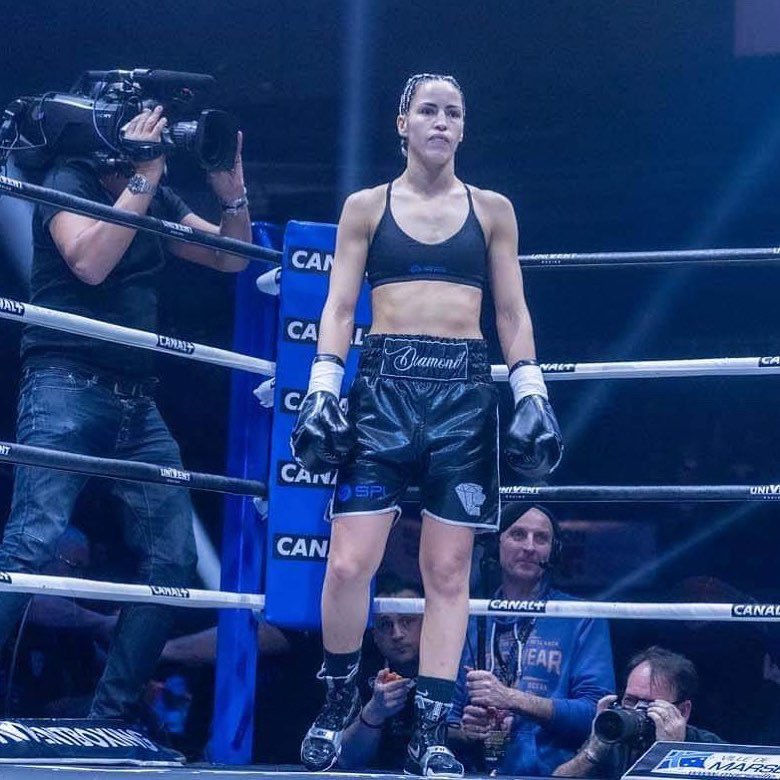 ElhemMekhaled's tweet photo. « On m’a dit encaisse comme un homme et reste élégante »
.
📸 @karim2laplaine
@UniventBoxing 
@CanalplusBoxe 
@CanalplusSport 
@Matmut 
.
#DiamondBoxer💎🥊
.
#CanalPlusBoxe #univentboxing #boxe #boxing #univent #Mekhaled #Mkd #showtime #followforfollowback 
#boxingheads #boxe https://t.co/wHt7vxQ0FV