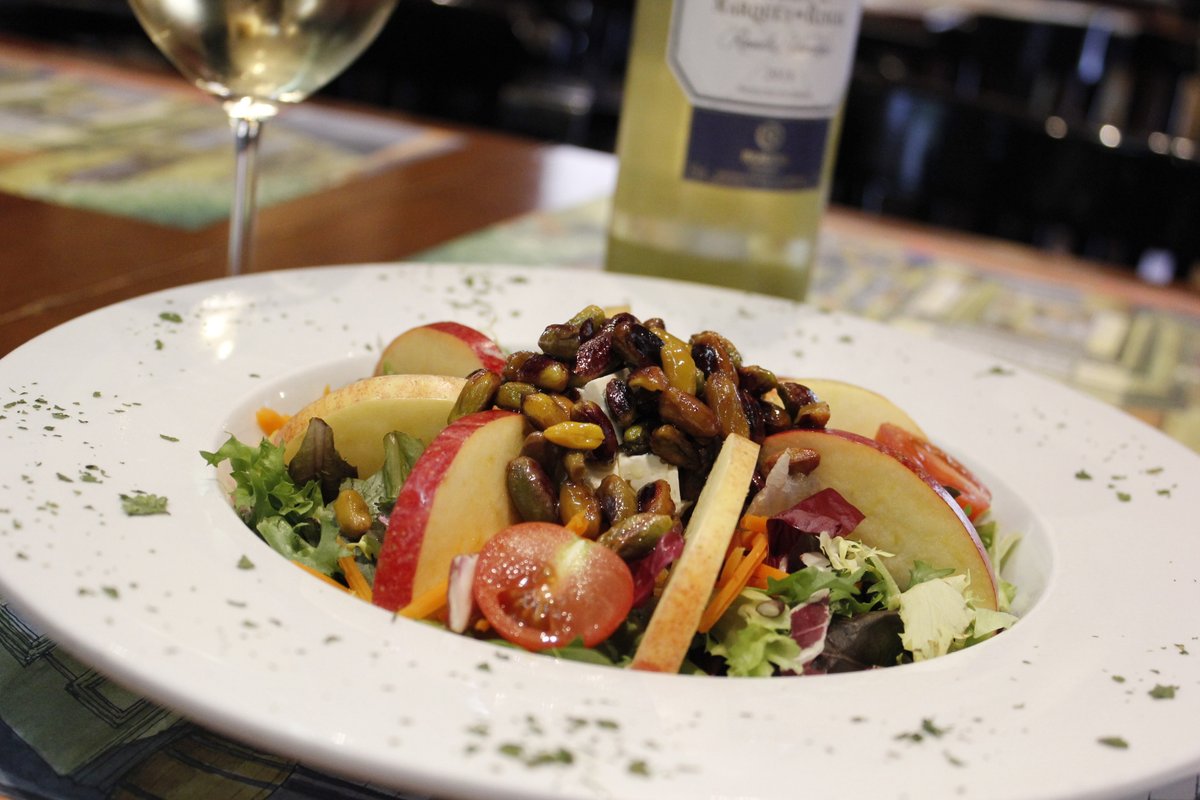 LaModernaTapas's tweet photo. ¿Conoces nuestra exquisita ensalada '#LaModerna'? Se trata de una creación propia que ofrece una comida completa y súper sana. ¡Ideal para empezar a guardar la línea después de estas semanas😉! #sevillahoy https://t.co/i0iG780e4O