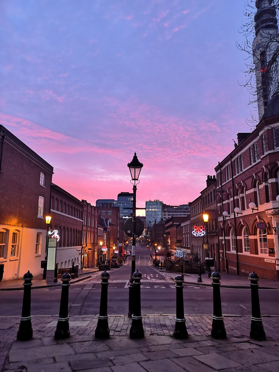 gumkenth's tweet photo. The sky is looking beautiful over Birmingham this very cold & fresh morning. #SaturdayMorning #jewelleryquarter #Birmingham #purpletones #pinktones https://t.co/BXqBv6YzBt