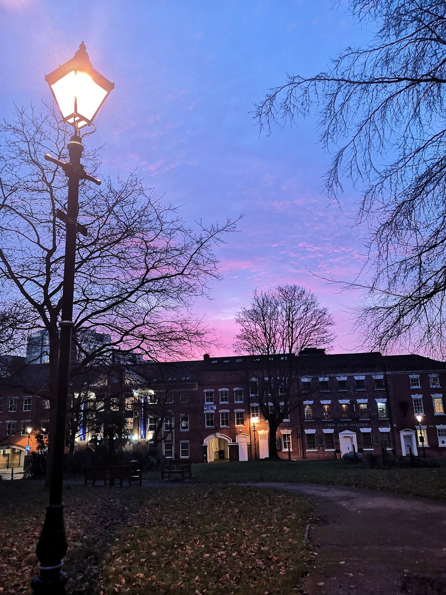 gumkenth's tweet photo. The sky is looking beautiful over Birmingham this very cold & fresh morning. #SaturdayMorning #jewelleryquarter #Birmingham #purpletones #pinktones https://t.co/BXqBv6YzBt