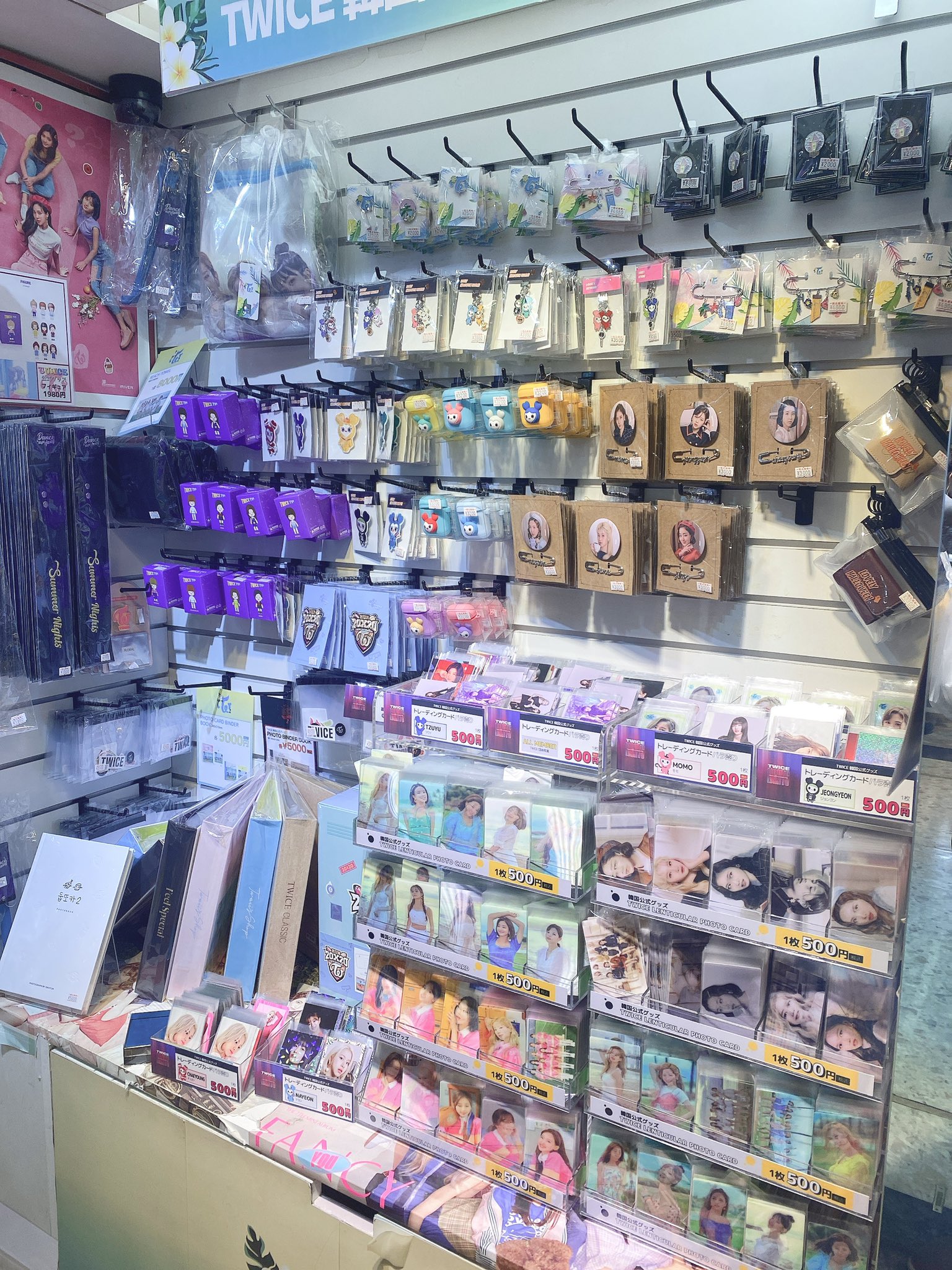 تويتر 토와 サナヨン キャリー君 على تويتر 新大久保のtwiceグッズは高いで 公式グッズあるけど高いねん 見てる分にはいいかもしやんけど いざ買うってなると考えた方がいい 韓国版うちわ1980円悪くはないね 缶バッジ一つ3000円は鬼ですわん もちろん非公式