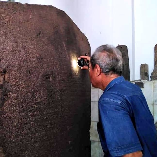 Selamat jalan Pak Gangga...😭 

Kita kehilangan seorang #Epigraf yang handal. Beliau mengabdikan dirinya di #MuseumNasional sampai pensiun. Foto ini saya buat tgl 15 Agustus 2019, saat itu beliau walau sudah pensiun tetap membantu menterjemahkan aksara2 kuno koleksi museum.