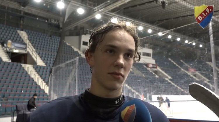 Fimpen20's tweet photo. Idag får du debutera för världens finast klubb, Njut!

Om jag är stolt? Mycket❤️

Min egen debut:
2 min i utvisningsbåset
Missad straff och -1 så du har inte mycket att brås på😂

#DIF #shl https://t.co/bX2siIq7f4