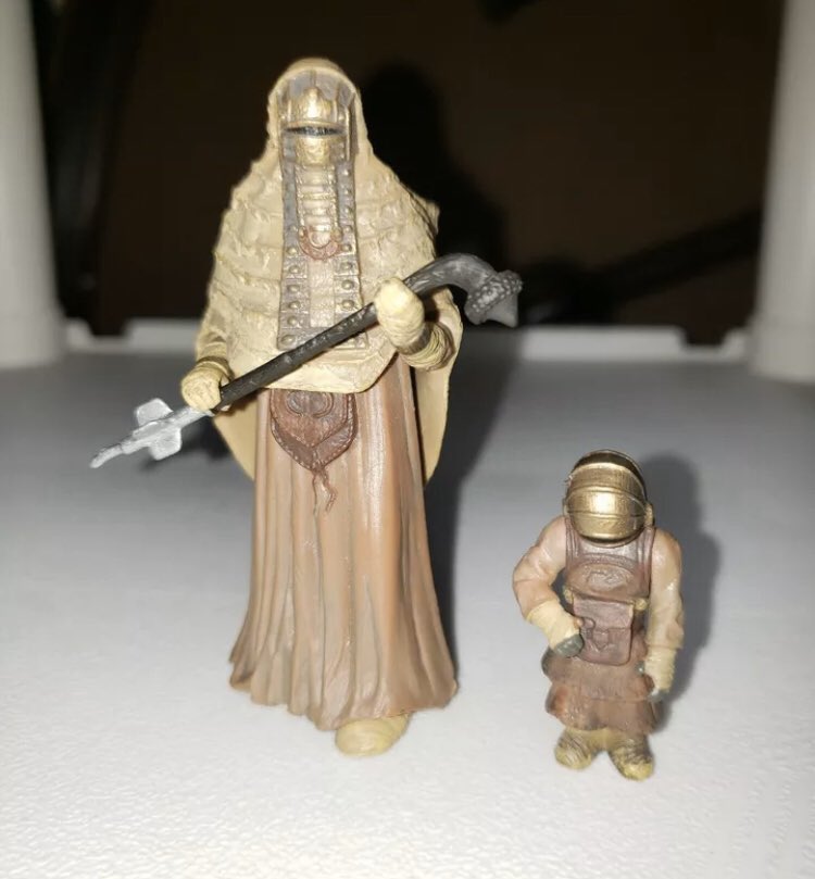 In terms of Tuskens, there’s a bunch of Tusken figures I like (Im gonna end up with a whole tribe I stg), but specifically I really love that Lady Tusken and her kid !! Very cute  I also like how the boxed Tusken is holding his gun!