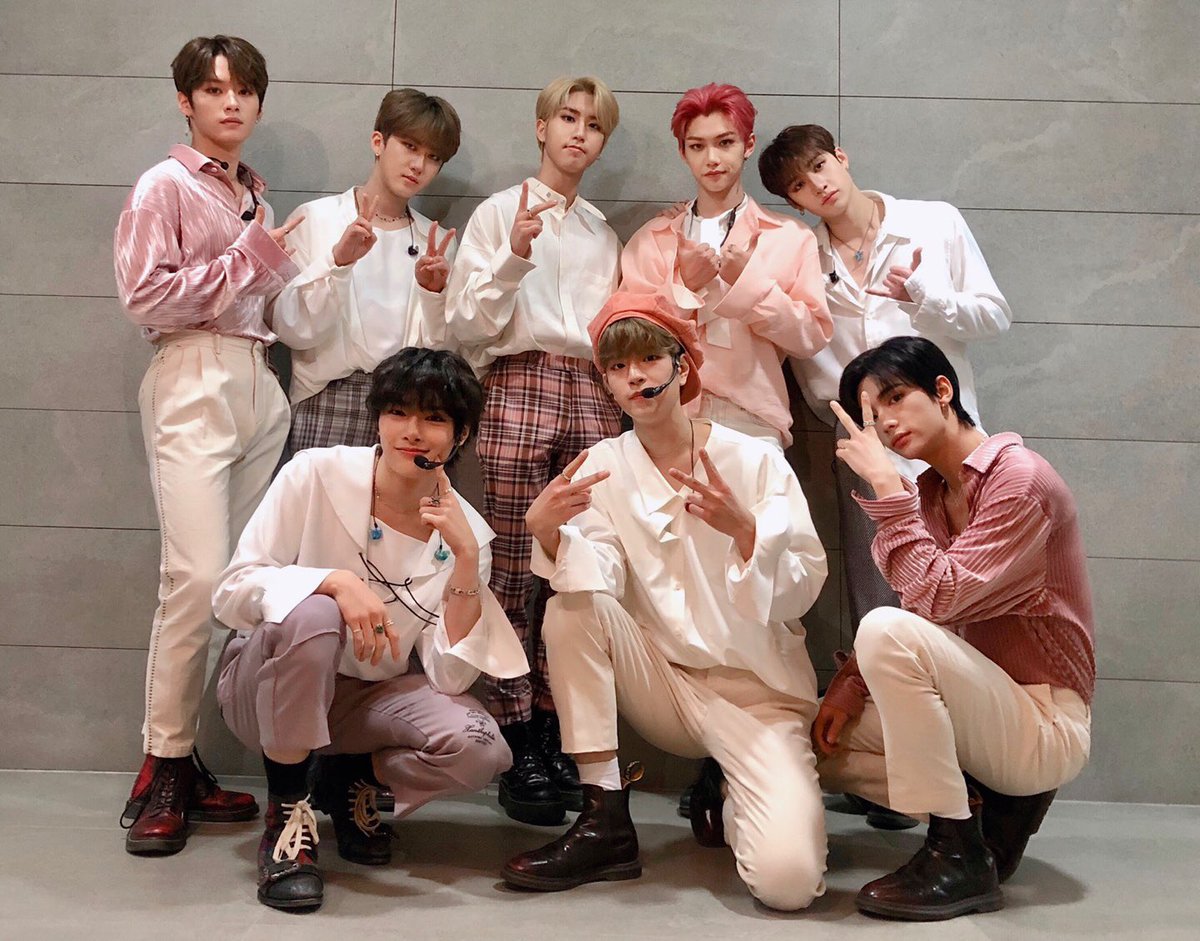 Stray_Kids's tweet photo. [스키지기]
왜 이렇게 들뜨나 했더니 바람 (Levanter) 하는 날이래요👏👏 아련미 넘치는 스키즈 퍼포먼스에 스키지기 아찔해요~🤦‍♀️ 바람 무대는 끝이 났지만 2020년에 스테이를 위한 많은 선물들이 기다리고 있으니 기대해주세요!🎁 바람 (Levanter)을 응원해주시고 사랑해주신 스테이 감사합니다🙌❣️ https://t.co/rJPWoLUNwV
