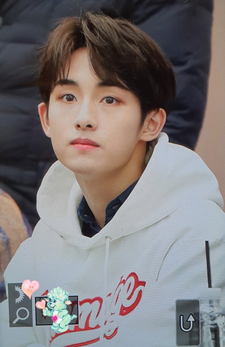 deepsleep1028's tweet photo. 200104 부산 신세계 센텀 WayV 팬사인회 언제가든 변함없는 미모로 맞아주셔서 감사합니다 오늘 완전 휘핑크림인줄 #WINWIN #윈윈 #昀昀 #董思成 https://t.co/qrxBSdvCqj