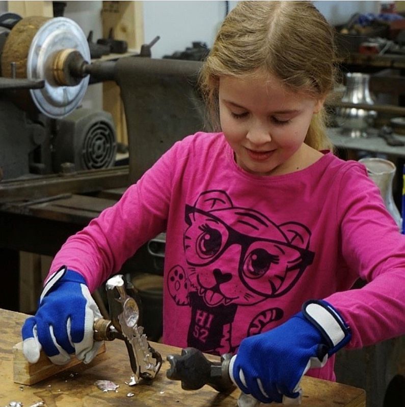 museumkaart's tweet photo. Zelf een tinnen figuurtje maken. Tof! Het kan straks om 12 uur in het #Vestingmuseum Naarden. De tingieter demonstreert hoe je een figuurtje giet, daarna mag je zelf aan de slag! https://t.co/YIkfP3gNHX https://t.co/8fS3BTCfNv