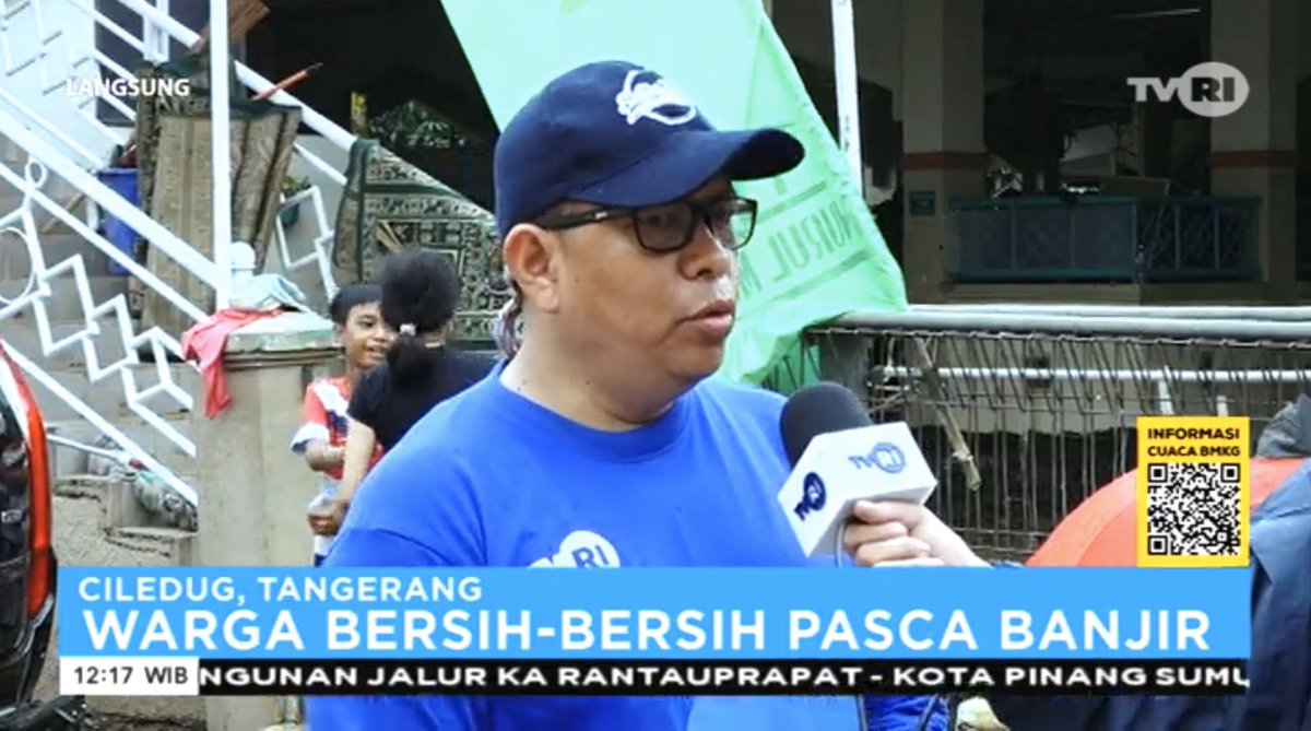 Apni's tweet photo. Hari ini TVRI dan Paparonz Pizza Resto membagikan 50.000 slice pizza kepada korban bencana banjir di  Jabodetabek. Paparon mengerahkan tiga dapur mereka di TVRI Senayan, Kelapa Gading dan Pondok Pinang. Tim TVRI dan paparonz menyebar ke beberapa titik dimulai pukul 11 siang ini. https://t.co/auqci2ONYU