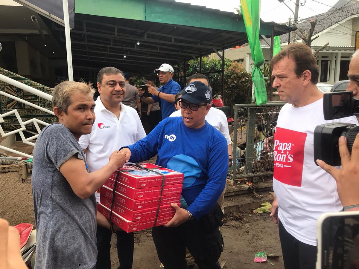 Apni's tweet photo. Hari ini TVRI dan Paparonz Pizza Resto membagikan 50.000 slice pizza kepada korban bencana banjir di  Jabodetabek. Paparon mengerahkan tiga dapur mereka di TVRI Senayan, Kelapa Gading dan Pondok Pinang. Tim TVRI dan paparonz menyebar ke beberapa titik dimulai pukul 11 siang ini. https://t.co/auqci2ONYU