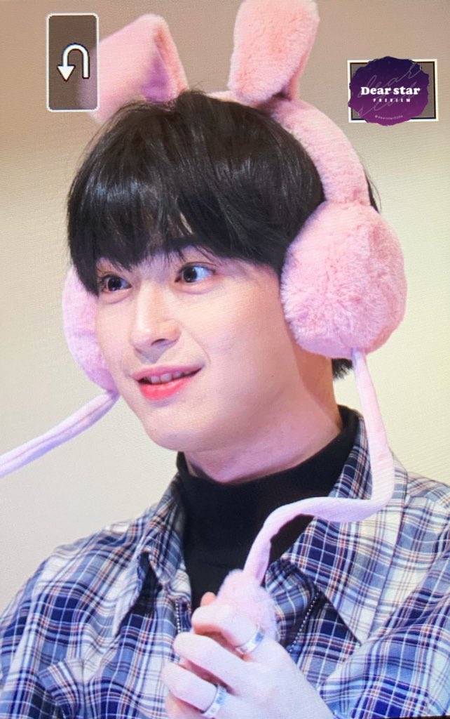 dearstar0204's tweet photo. 200104 팬미팅 3부 

재질 걍 토끼🐰🐰🐰🐰🐰

#준섭 #신준섭 https://t.co/551OmewBMB