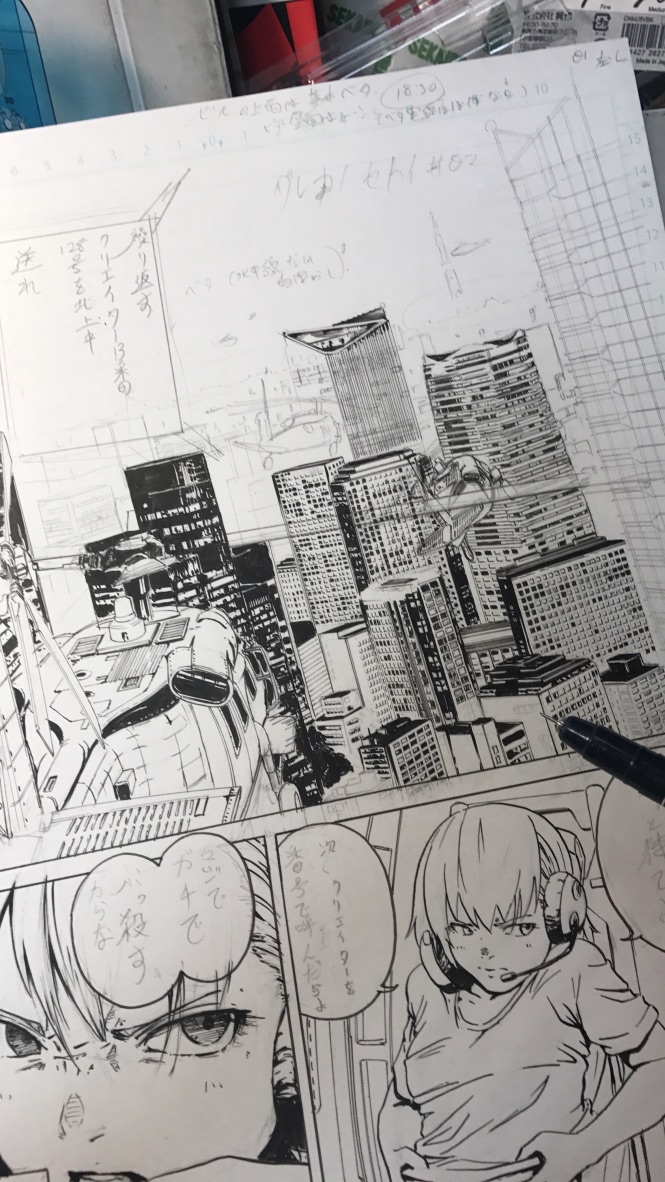 実はいまビルはデジタルで描いているんですが、前までアナログだったときは、微調整できなくてペン入れが本当に怖かったです。
このヘリの位置とか・・・。トーンも大量に使ってたしペンよりも定規とカッター使ってる時間の方が長かった。