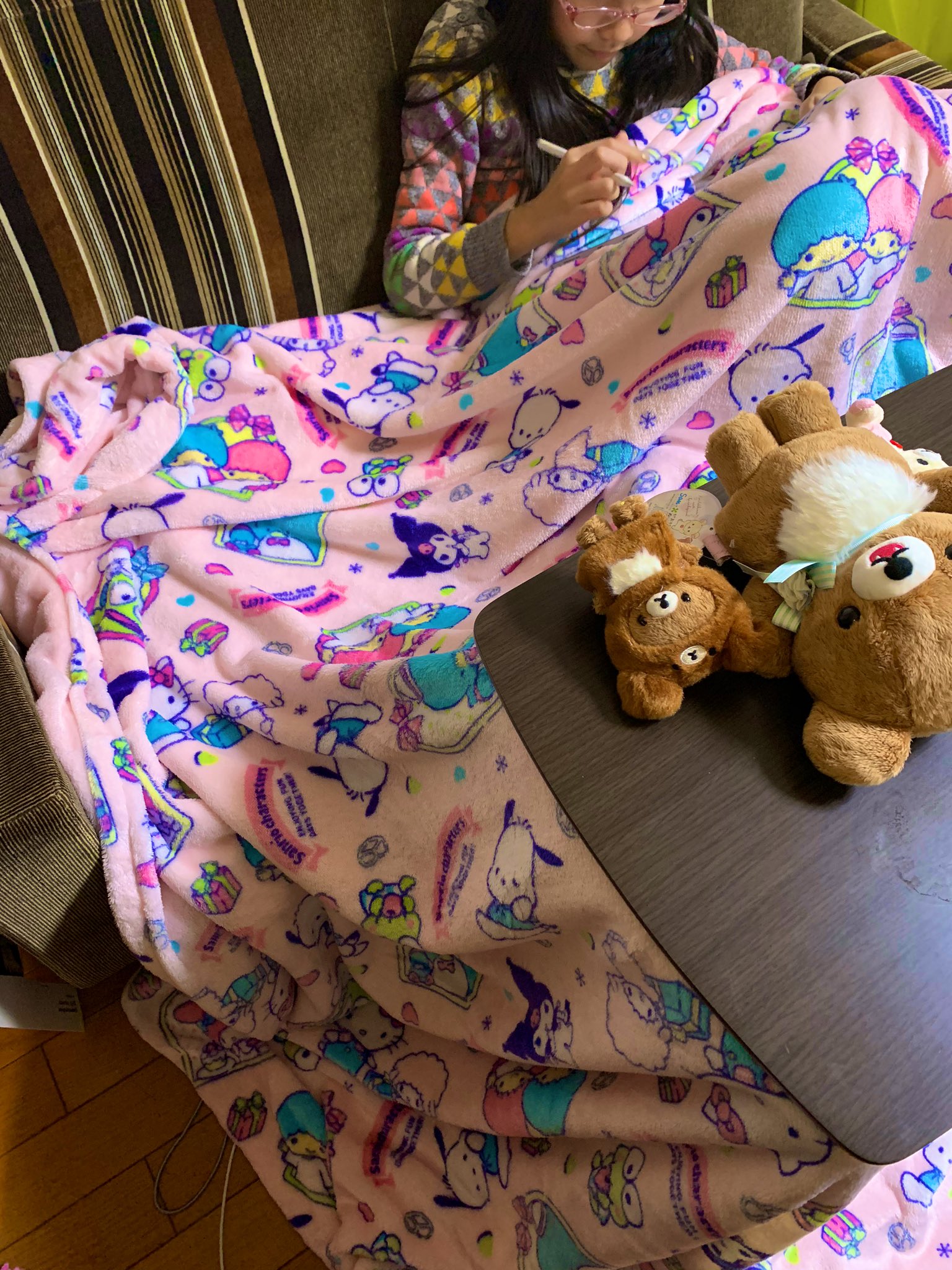 リカ𓅪 しまむらでさいっあくのインテリアクラッシャーかつさいっこうに可愛いサンリオオールスターズこたつ布団カバー買った 最高 ミッドセンチュリーなソファーに最悪のマッチング 合わなすぎて笑ってしまうwそして可愛すぎて癒える あと次女が リカ𓅪 しまむらでさいっあくのインテリアクラッシャーかつさいっこうに可愛いサンリオオールスターズこたつ布団カバー買った 最高 ミッドセンチュリーなソファーに最悪のマッチング 合わなすぎて笑ってしまうwそして可愛すぎて癒える あと次女が