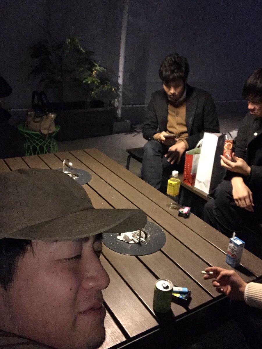 h_junjunjun's tweet photo. 京都で買い物終わってまったり。。
この瞬間がたまらん🚬
買い目当ての物は在庫切れだったわ😵
あとはお土産買って帰るかなー。 https://t.co/fU9RiLurxR