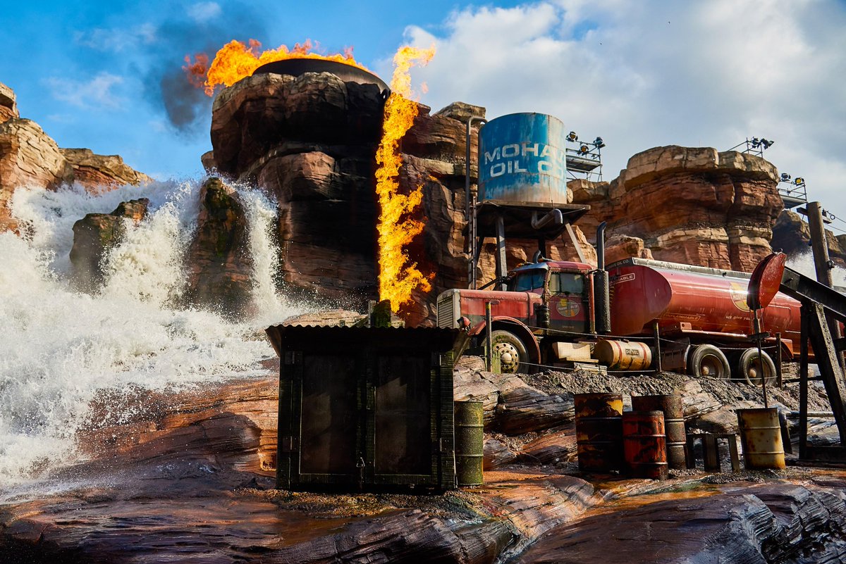 DisneylandParis's tweet photo. Plus que deux jours pour vous aventurer dans les coulisses du cinéma avec Studio Tram Tour: Behind the Magic avant que l'attraction ne soit réimaginée ! 🎬
Et rendez-vous cet été avec les héros de Cars pour un voyage familial à la découverte des merveilles de la Route 66 ! 🚗🏜 https://t.co/BneHrA85y2