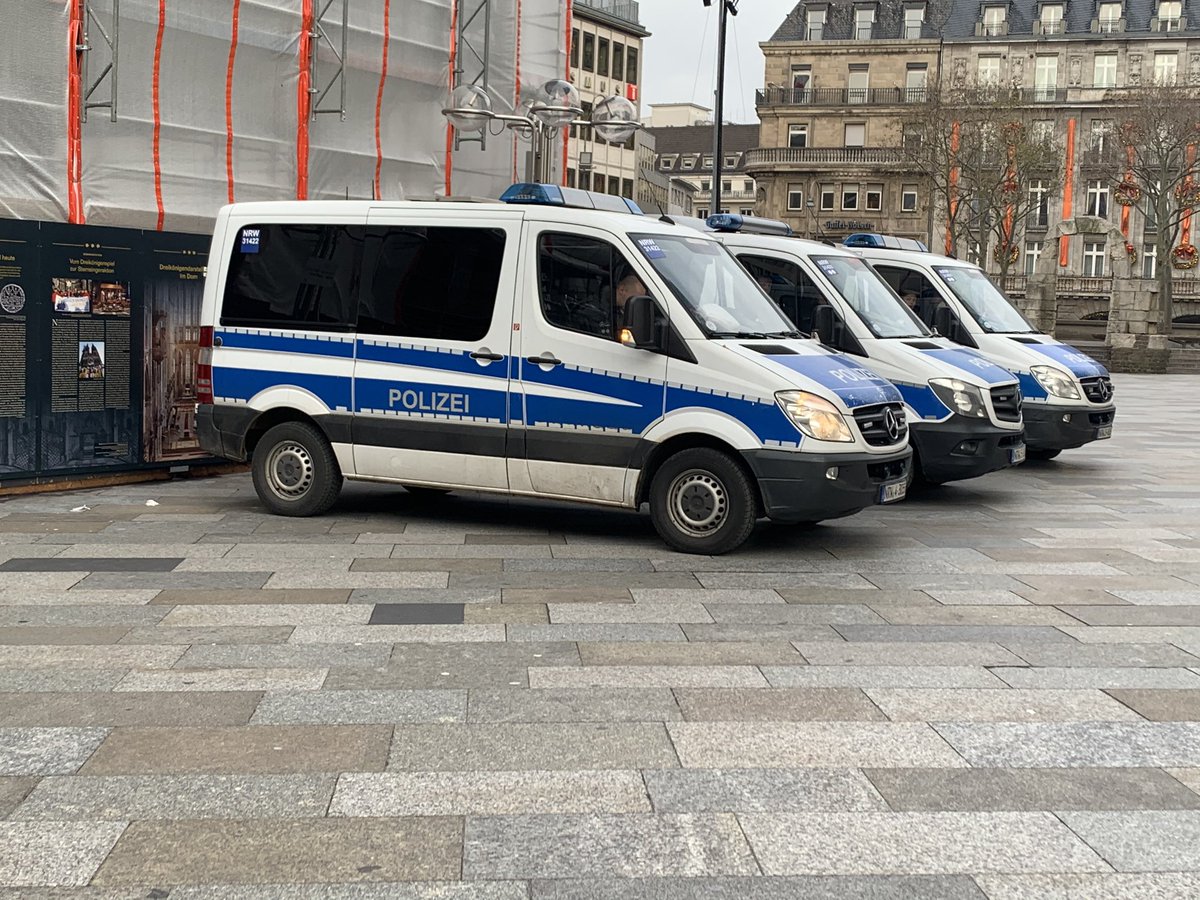 DanniPilger's tweet photo. Die ersten 4 #reulizei #wannen sind da eine steht vorm römisch germanischen Museum #FCKNZS #fckafd #NoAFD #pilgerunterwegs #FridaysForFuture #NoNazis #Koeln0401 #k0401 #Omagate #Umweltsau #wdr #UmweltsauOma #pilgerstatthetze https://t.co/874zuHpP8t
