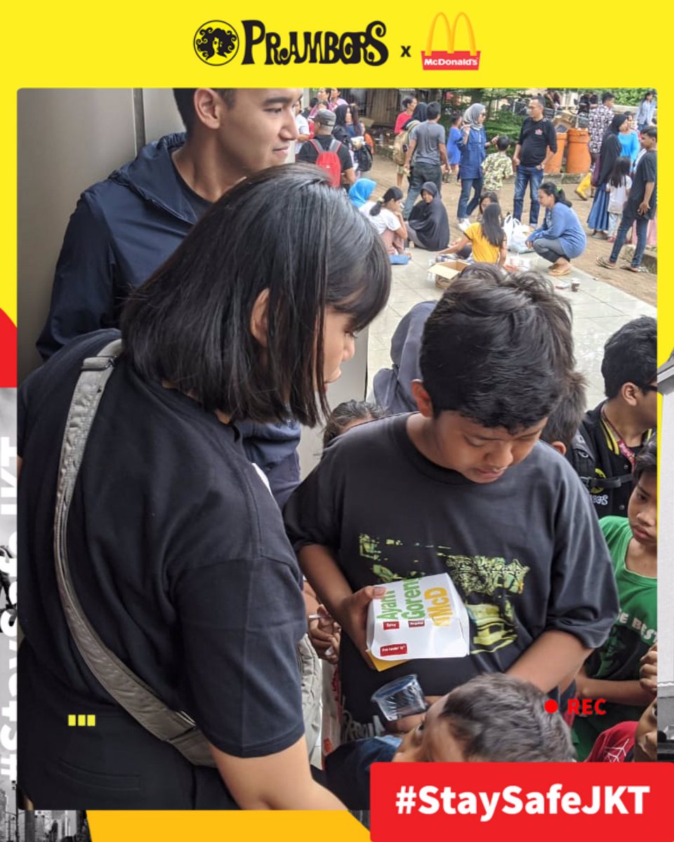 Prambors's tweet photo. Prambors mengunjungi salah satu posko pengungsian di Cipinang Melayu (Universitas Borobudur) untuk membagikan makanan &amp; minuman dari @McDonalds Indonesia kepada para korban pengungsian.
Semoga keluarga bisa kembali ke rumah masing2 &amp; berkumpul bersama keluarga ya. 🙏🏻 #StaySafeJKT https://t.co/vT3kStXF7e