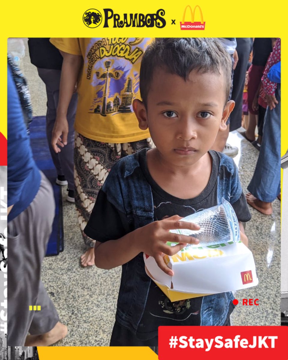 Prambors's tweet photo. Prambors mengunjungi salah satu posko pengungsian di Cipinang Melayu (Universitas Borobudur) untuk membagikan makanan &amp; minuman dari @McDonalds Indonesia kepada para korban pengungsian.
Semoga keluarga bisa kembali ke rumah masing2 &amp; berkumpul bersama keluarga ya. 🙏🏻 #StaySafeJKT https://t.co/vT3kStXF7e