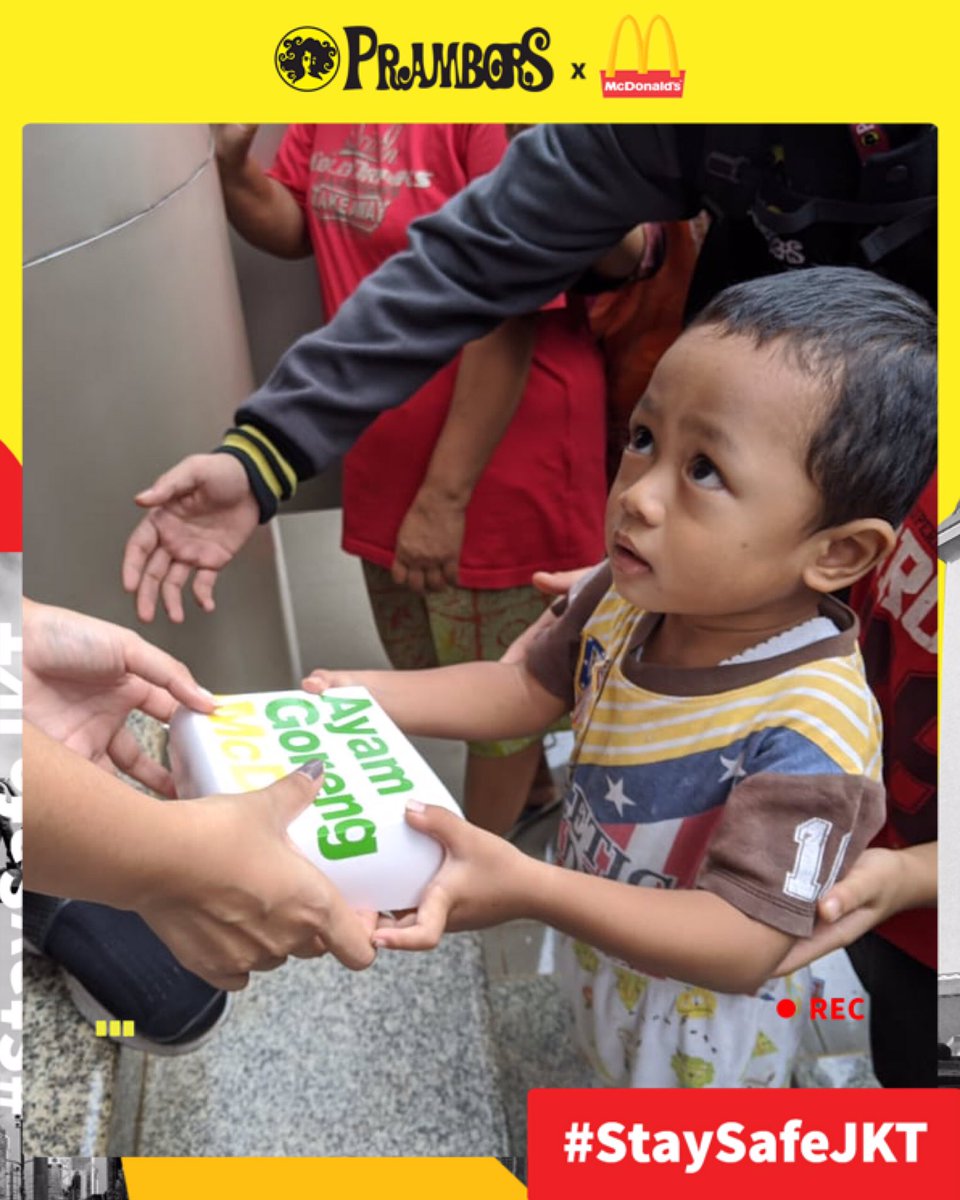 Prambors's tweet photo. Prambors mengunjungi salah satu posko pengungsian di Cipinang Melayu (Universitas Borobudur) untuk membagikan makanan &amp; minuman dari @McDonalds Indonesia kepada para korban pengungsian.
Semoga keluarga bisa kembali ke rumah masing2 &amp; berkumpul bersama keluarga ya. 🙏🏻 #StaySafeJKT https://t.co/vT3kStXF7e