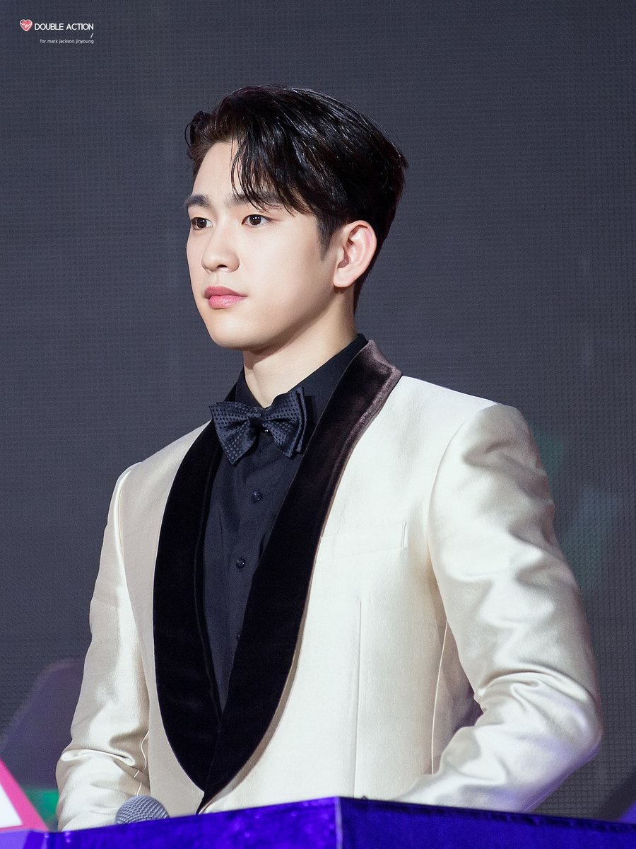 doubleaction_94's tweet photo. 191227 가요대축제 #갓세븐 #진영 #GOT7 #JINYOUNG 옷이 몇벌이에여 🙂❔ https://t.co/UGzM73seKc