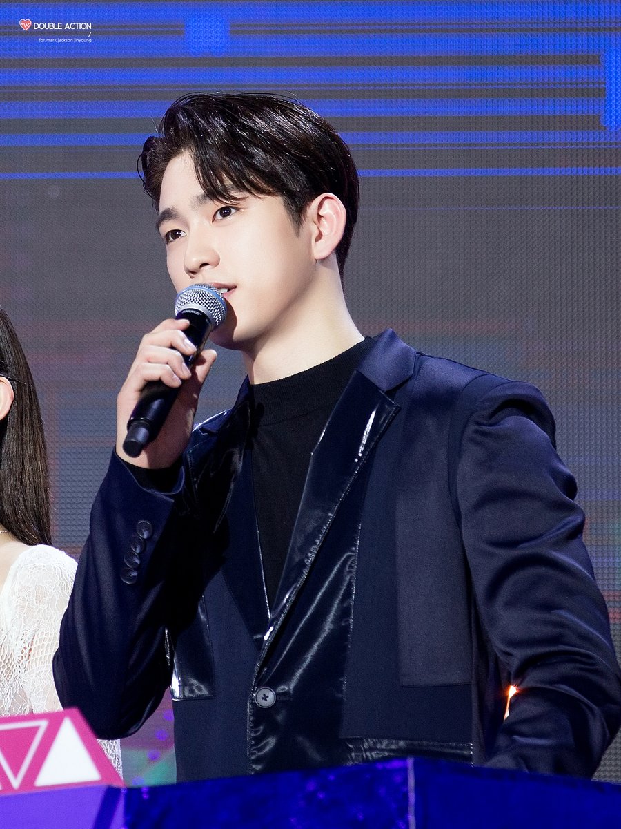 doubleaction_94's tweet photo. 191227 가요대축제 #갓세븐 #진영 #GOT7 #JINYOUNG 옷이 몇벌이에여 🙂❔ https://t.co/UGzM73seKc