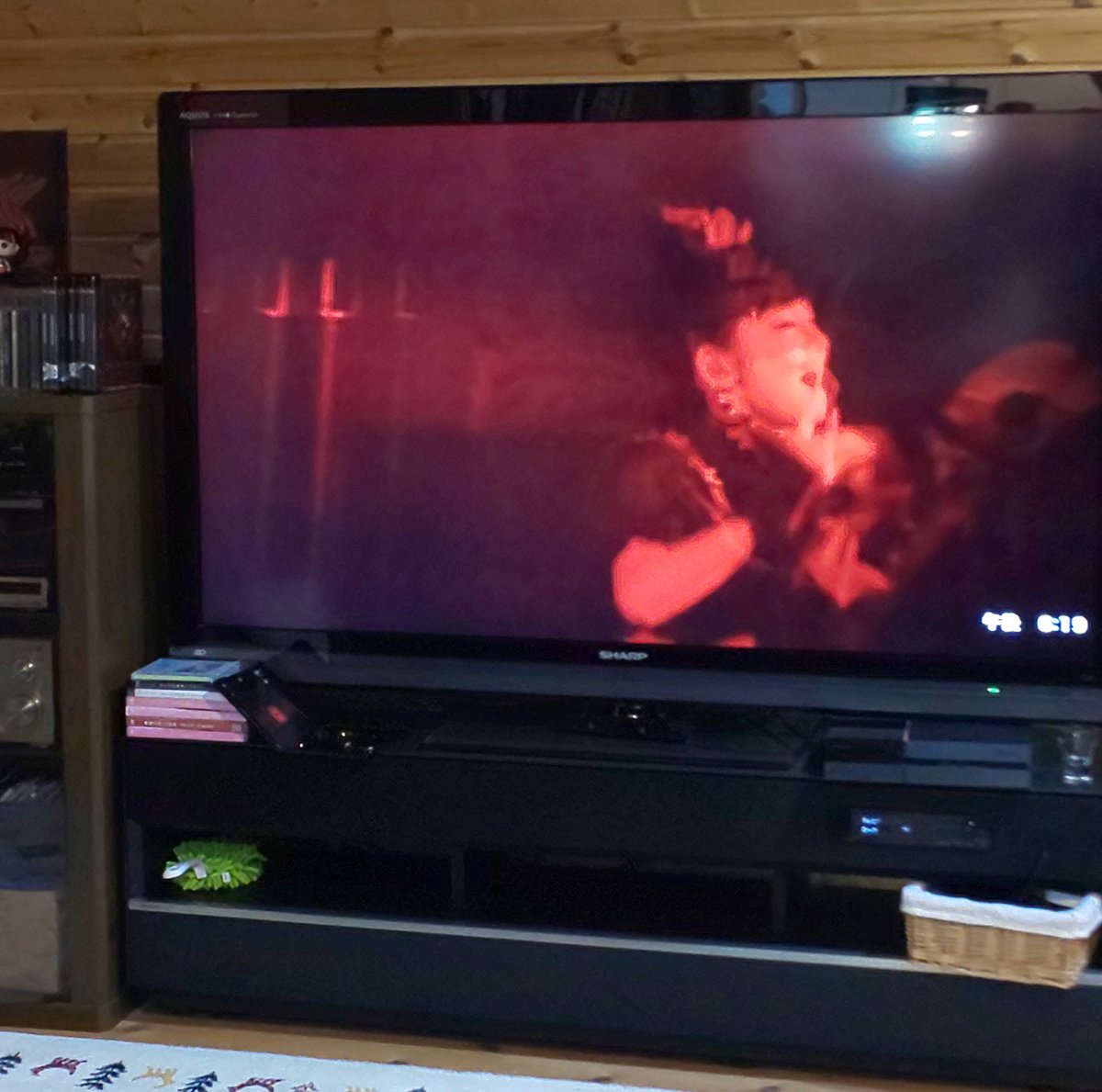 jurozaemom's tweet photo. 懐かしいの見ながら、皆日本酒で出来上がりつつあるけど大丈夫だろうか。まだ18:20なんだけど。
#Legend1999 #ちゅうけんずBAR https://t.co/7JuVJYXQqJ