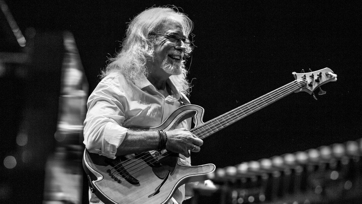 Carles Benavent, reconocido bajista de flamenco y jazz, también nos deleitará con su música en esta edición del #FestivalFlamencoRomí. 💃

En 1980, con su entrada en el grupo de Paco de Lucía, se gana el apodo de #LaGarraFlamenca.

#Romí2020
#VIIFestivalFlamencoRomí