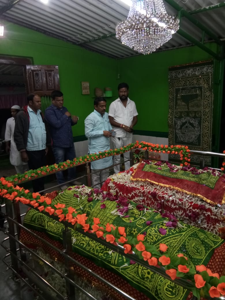 ithakurprashant's tweet photo. हाजि पिर दाउद शहा बाबा (र. अ.) व हाजि पिर शेख शहा बाबा (र. अ.), हाजि पिर शेफारूद्दीन शहा बाबा (र. अ.) दर्ग्याच्या वतीने दरवर्षी उरूस साजरा करण्यात येतो. यावेळच्या भेटीची काही क्षणचित्रे!
#Panvel #Borle #Urus #उरूस https://t.co/OQlo5gDb8q