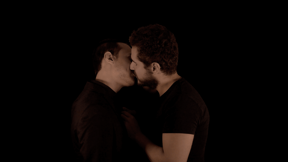 gayit's tweet photo. Nino e Antonio, la lotta all'#Omofobia nel nuovo video di  Nicole Riso in anteprima per https://t.co/r8kdZH3fNT https://t.co/Rs9H1eUNWq #CantantiGay https://t.co/7INsFDEmJh