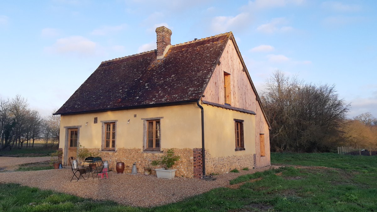 Restauration en cours d'une maison en bauge (terre et fibres) de 1886 dans le <a href="/PnrPerche/">Parc naturel régional du Perche</a>. Restauration naturelle et respectueuse des traditions: terre de la ferme, sable du Perche, chaux naturelle, chêne, douglas des Vosges, ouate de cellulose et silex. #Ecologie #patrimoine