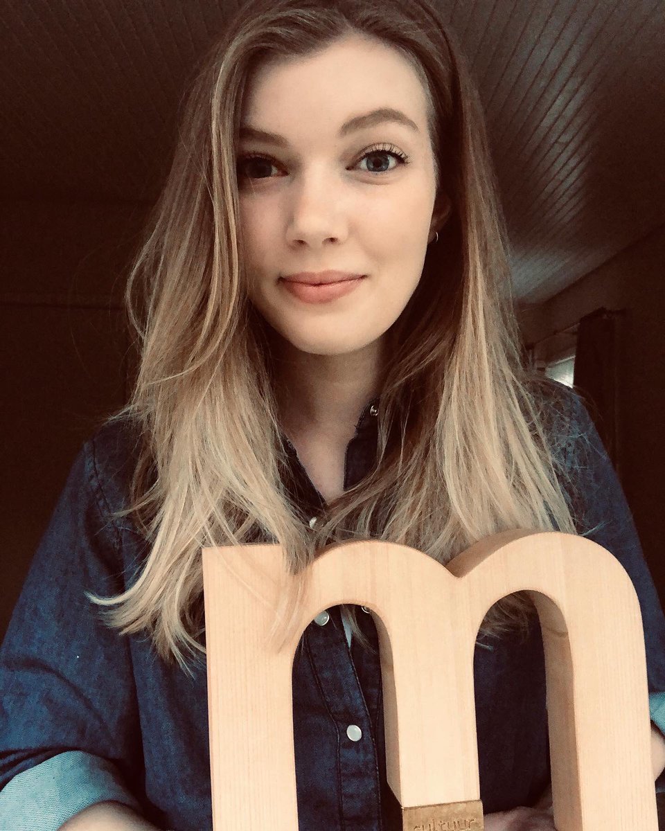 hannahmae_music's tweet image. Wow..ik heb de Cultuurprijs van Emmen 2019 gewonnen! Supertrots dat ik deze prijs heb mogen ontvangen, dank jullie wel voor jullie stemmen en lieve reacties🥰 Deze “M” krijgt een mooi plekje!🙌🏼