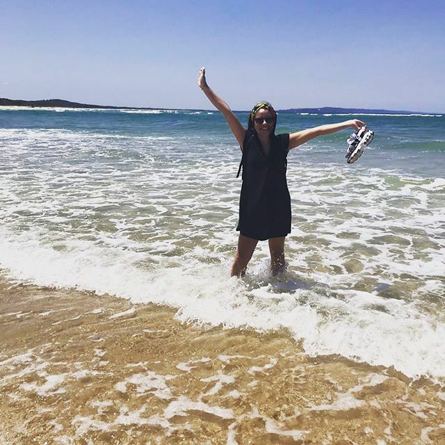 thatagestyle's tweet photo. Here I am, stood in the Australian ocean, not scared of sharks, proudly holding my ever so comfortable Skechers 😂 https://t.co/XagUvYmBML https://t.co/E0UZsCH9RG