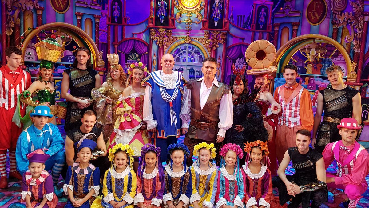 TeamShaneRichie's tweet image. ONLY 4 MORE SHOWS!!
If you still haven’t seen @realshanerichie as Dick in the hilarious #DickWhittington at @BristolHipp, it ends this Sunday 5th Jan! 2pm/7pm TODAY,1pm/5pm 2MORO.
Also featuring @Jennie_Dale #PeterPiper @davidoreilly25 @ChristineTucke_ 
🎟 atgtickets.com/times/dick-whi…