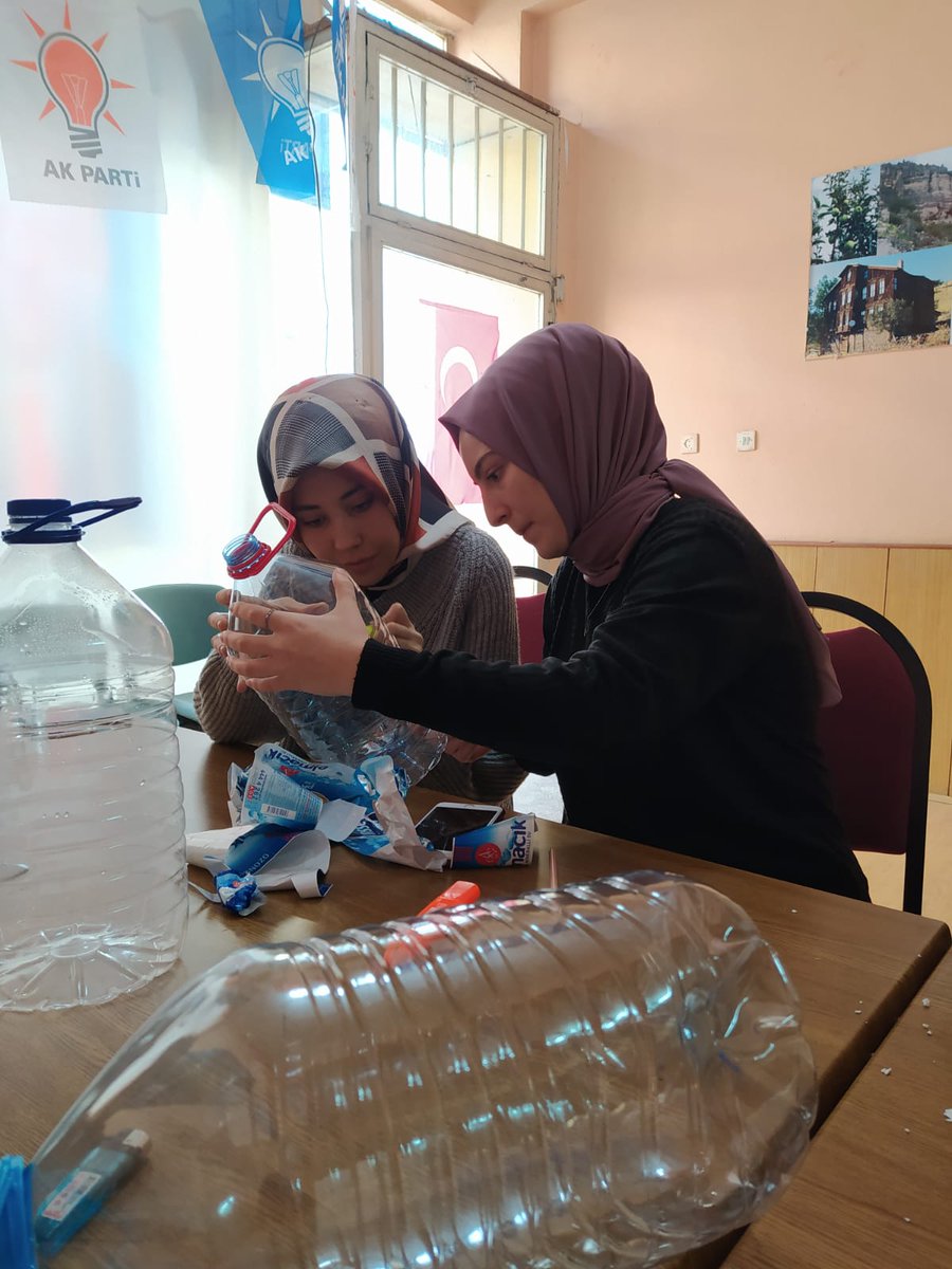 Soğuk kış gününde hayvan dostlarımıza sıcak bir yuva ve mama kapları yapıyoruz.