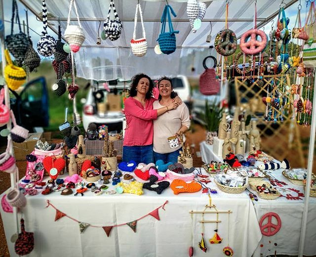 cieivissa's tweet photo. Somos el único mercado que además de ofrecer artesanía hecha por las mismas artesanas regalamos Amor.
@francineemeeme y @k_rol_t_m 
#lagatadetrapo #trapillo #adornos #cestos #simbolos #macrame #artesano #hechoamano #ibiza #eivissa https://t.co/fAlklGhPwW https://t.co/1G5ewcBoN1