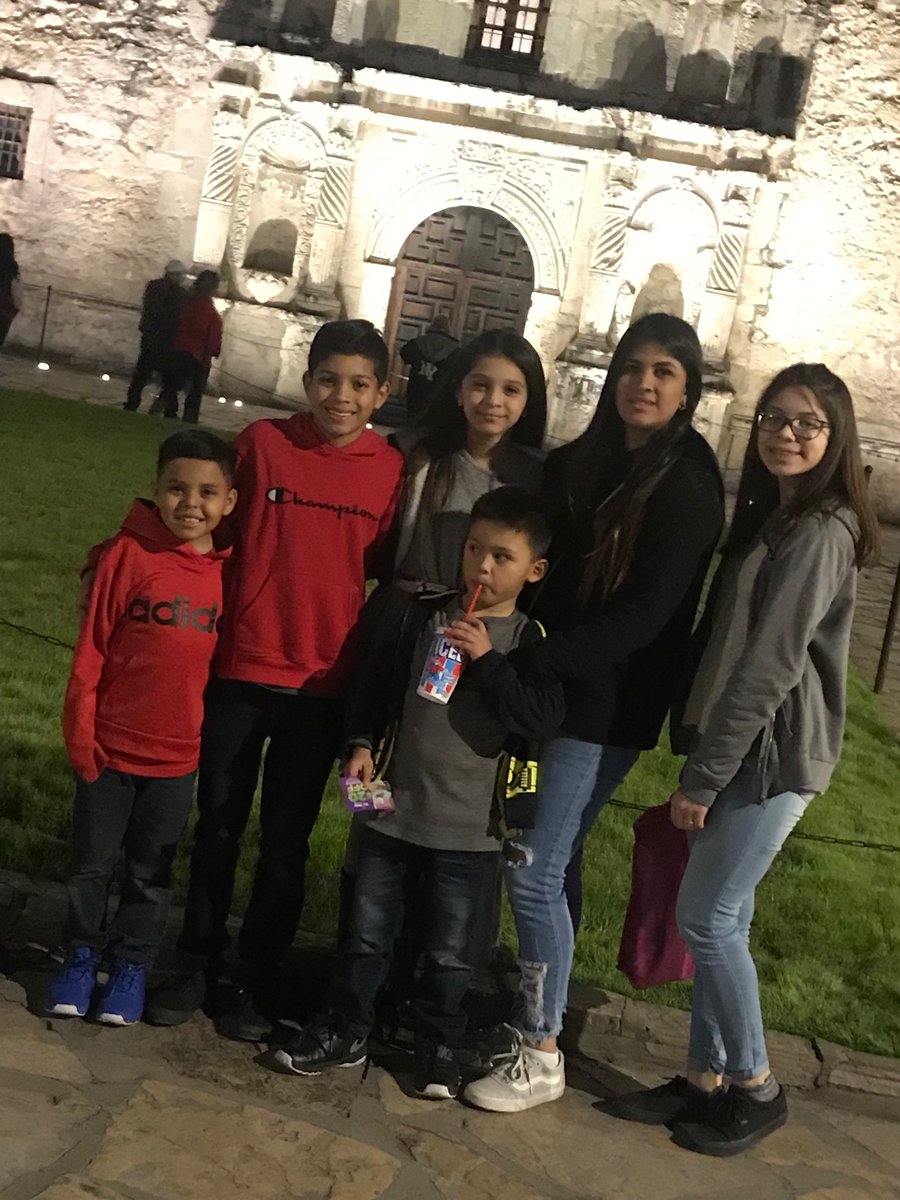 Cajaej361's tweet photo. Fam bam #SanAntonio #Christmas https://t.co/D2okC2JlLM