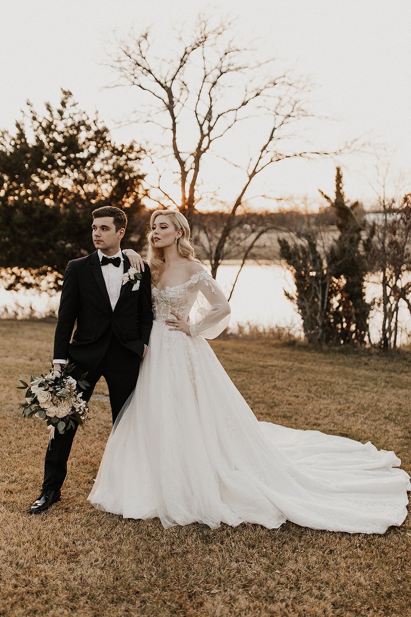 katieaskiles's tweet photo. Hi Twitter. I got married. https://t.co/A0eDKgDoCy
