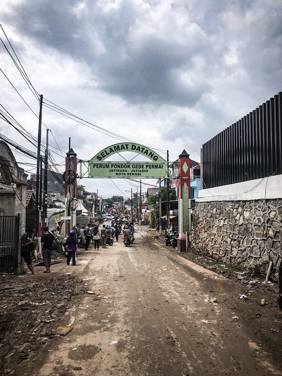 nihaqus's tweet photo. Jum’at (3/1) kemarin gue cuti kerja dan memutuskan untuk gerak ke lokasi terdampak banjir di Pondok Gede Permai, Jatiasih, Bekasi yang letaknya ga jauh dari rumah gue. Izinkan gue untuk cerita lewat foto. #JatiasihBangkit 

Sebuah utas. https://t.co/bBQ92CtmYK