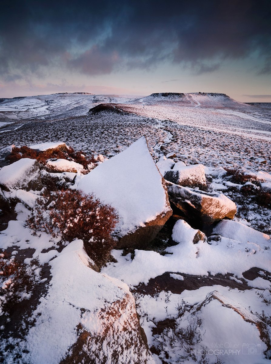 vpdd's tweet photo. In case you didn't already know, the Peak District &amp; Derbyshire is unmissable in winter... ❄️💙

📍 Higger Tor, #UniqueDistrict
📸 @mattoliverphoto https://t.co/Qj5eUt3gZt