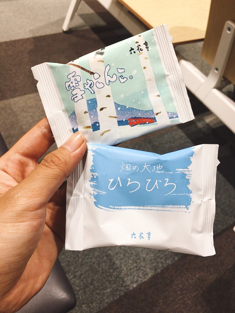 eri_pmpm's tweet photo. ของฝากฮอกไกโดที่อร่อยมากกกกกก ทุกคนควรมูฟออนจาก Shiroi Koibito แล้วมาลองน้องๆเหล่านี้ ☃️

- Yukoyakonko บิสกิตช็อคโกแลตไส้ครีม (หวานน้อยมันๆๆ)
- Hiroboro พายเคลือบช็อคโกแลต (อร่อยมากน้ำตาจะไหล)
- Marusei แซนวิชไส้เนย+ลูกเกด (อร่อยสุดอ้วนสุด)

ที่สนามบินมีขายจ้า ✈️ #รีวิวญี่ปุ่น https://t.co/Ho3ezdzUlf