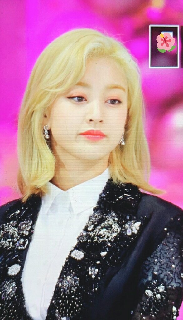 jihyooclock's tweet photo. She doesn't age what is this 😭😭 https://t.co/GMywMbQ3jR