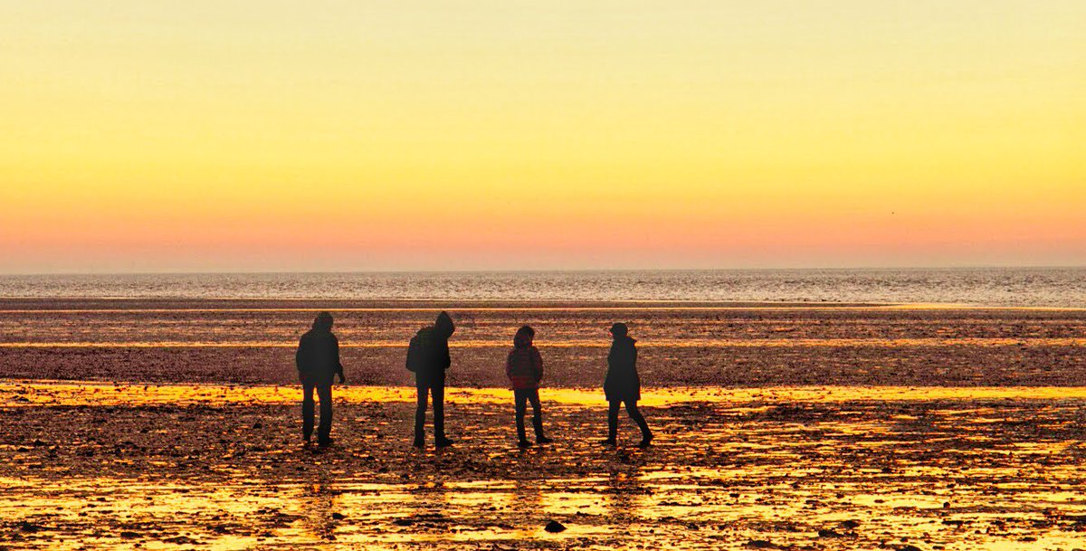 jwmcdowall's tweet photo. Four on a beach at Sunset #StormHour #ThePhotoHour #sunsets #beach #hunstanston https://t.co/H9FkF3D1Z7