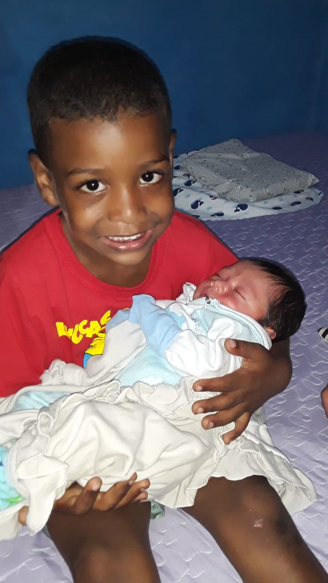 NenaDiog_o's tweet photo. Enzo: mãe a senhora não quer mas fio, né?
Eu: não Enzo já tenho vc é o João, já está ótimo.
Enzo: mamãe então eu amo o fio da minha tia Thayane, tá bom! 🤗💙💙
#Comonaoamar #Gratidão #minhasvida 💖 https://t.co/I4vGEdh2Oq