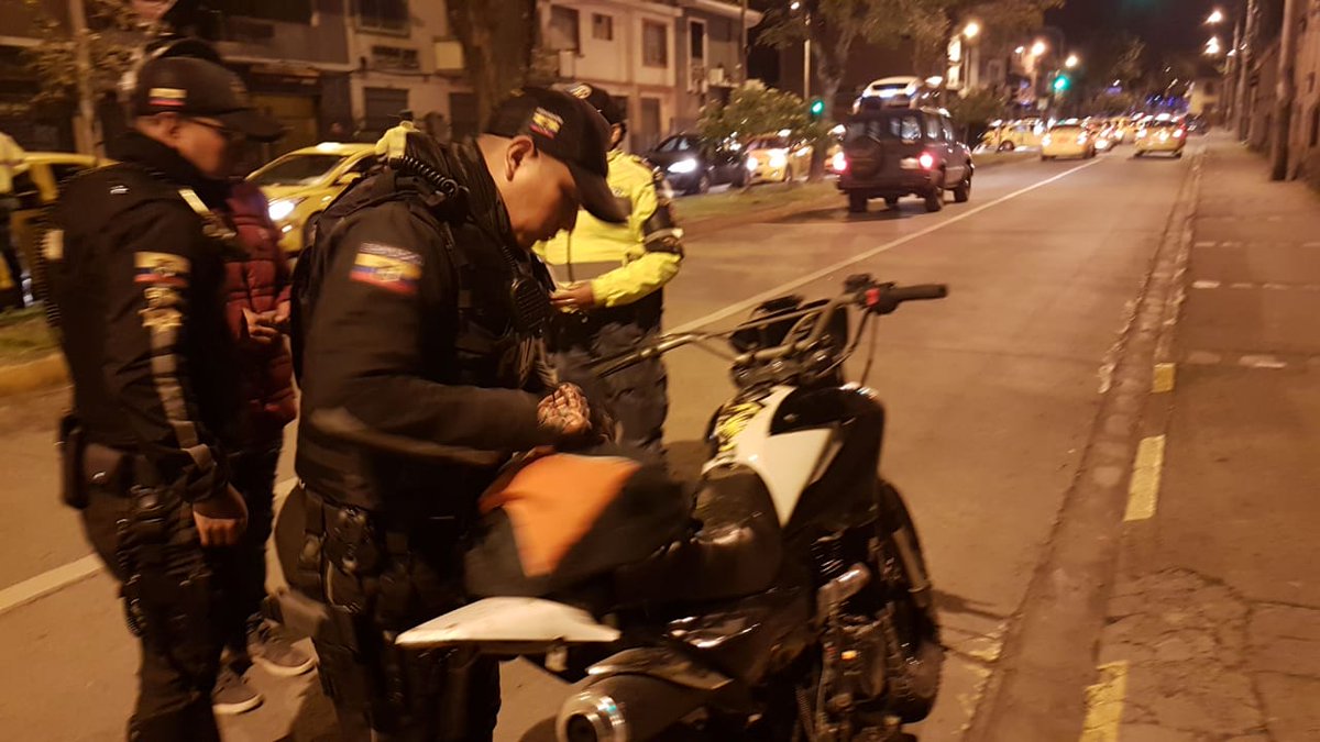 TEABP's tweet photo. Anoche y esta madrugada realizamos un operativo interinstitucional, en el sector de la Chola Cuencana. Estas acciones se ejecutaron con @PoliciaEcuador y @emov_ep con la finalidad de precautelar la #SeguridadCiudadana #JuntosPorLaSeguridad #AzuaySegura https://t.co/eFvYLWLlBR