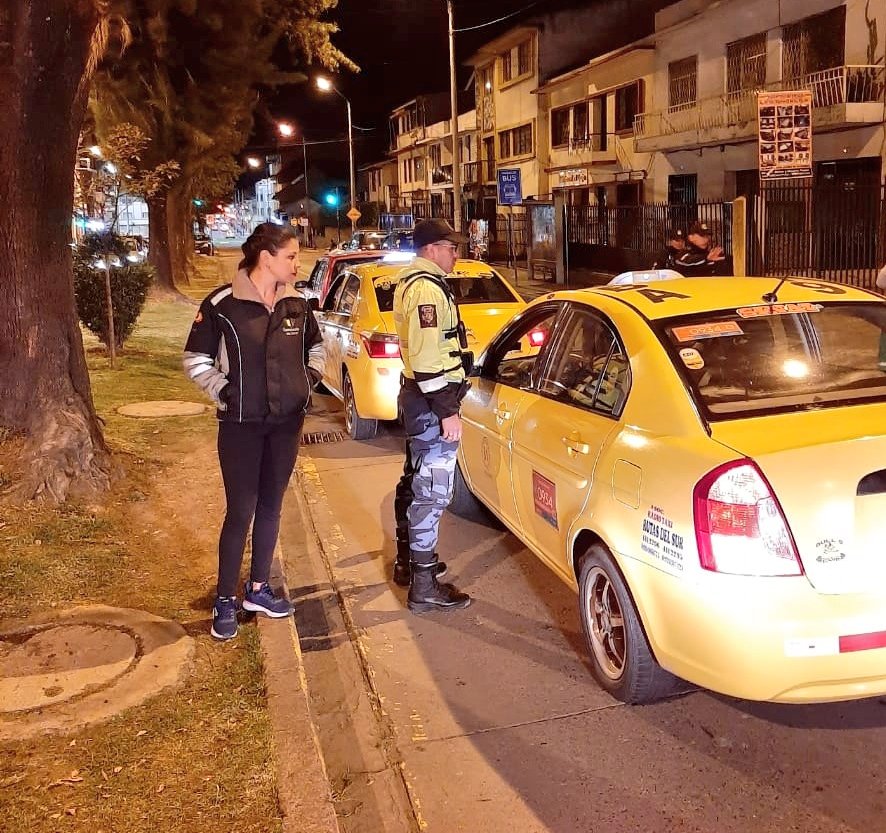 TEABP's tweet photo. Anoche y esta madrugada realizamos un operativo interinstitucional, en el sector de la Chola Cuencana. Estas acciones se ejecutaron con @PoliciaEcuador y @emov_ep con la finalidad de precautelar la #SeguridadCiudadana #JuntosPorLaSeguridad #AzuaySegura https://t.co/eFvYLWLlBR