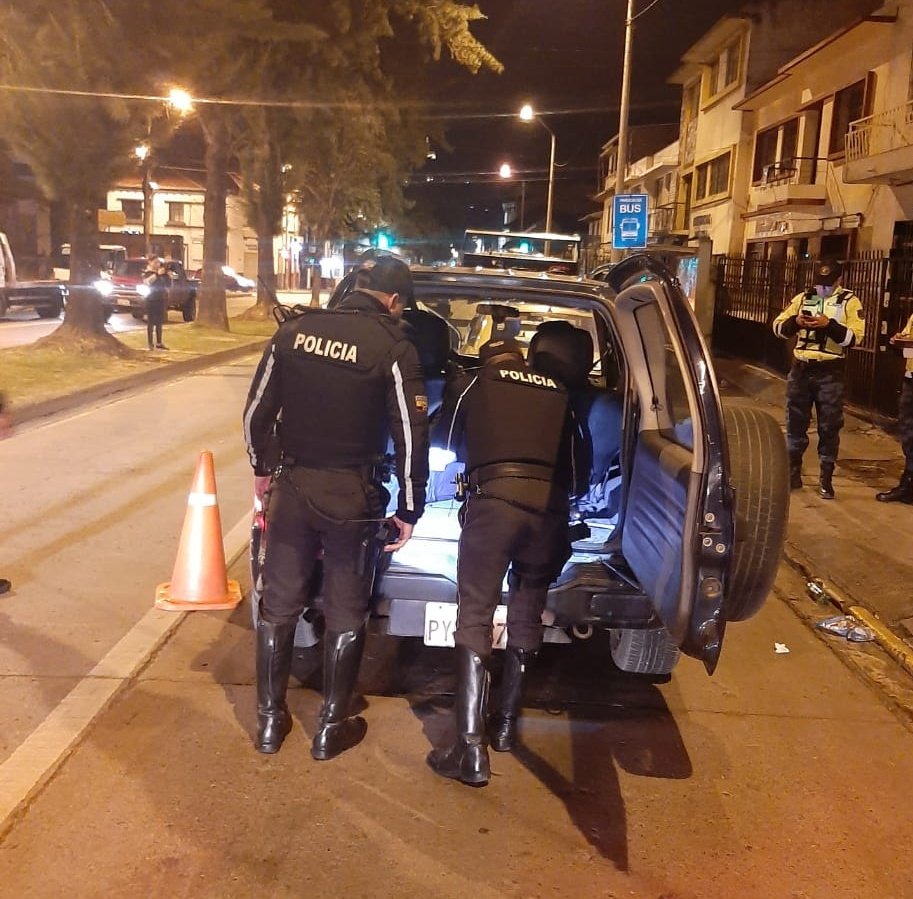 TEABP's tweet photo. Anoche y esta madrugada realizamos un operativo interinstitucional, en el sector de la Chola Cuencana. Estas acciones se ejecutaron con @PoliciaEcuador y @emov_ep con la finalidad de precautelar la #SeguridadCiudadana #JuntosPorLaSeguridad #AzuaySegura https://t.co/eFvYLWLlBR