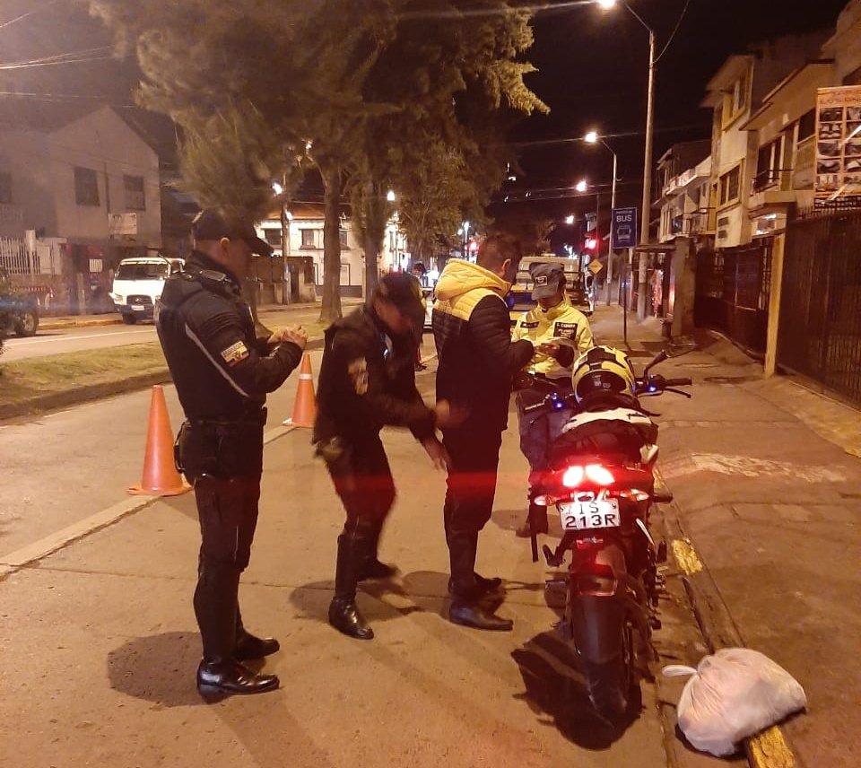 TEABP's tweet photo. Anoche y esta madrugada realizamos un operativo interinstitucional, en el sector de la Chola Cuencana. Estas acciones se ejecutaron con @PoliciaEcuador y @emov_ep con la finalidad de precautelar la #SeguridadCiudadana #JuntosPorLaSeguridad #AzuaySegura https://t.co/eFvYLWLlBR