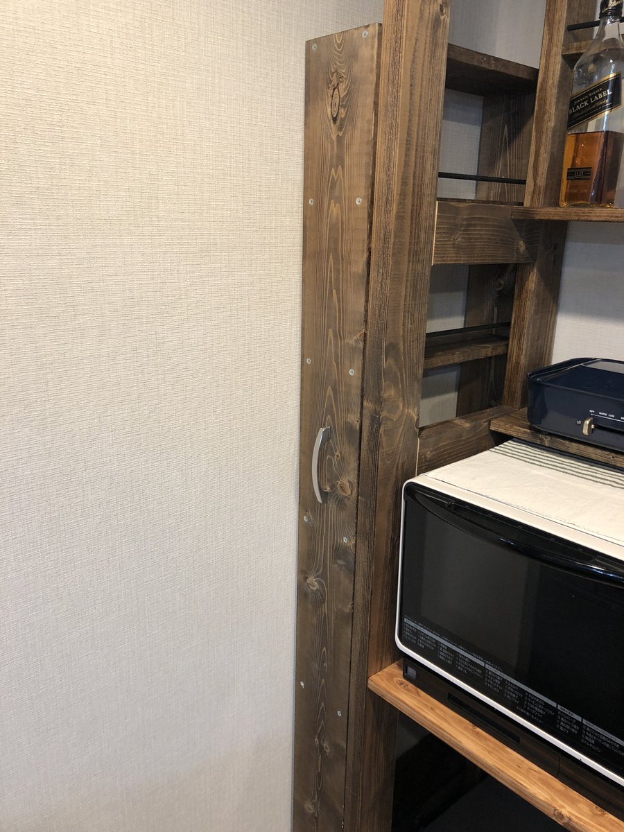 RyuBK_DIY's tweet photo. 新年DIY第2弾‼︎
本日はキッチンにスライド棚を作ってました💪🏻

キッチン棚と同化して、隠し扉的な感じにうまく出来ました✨

#DIY
#棚
#スライド
#キッチン https://t.co/oYMvljagsq