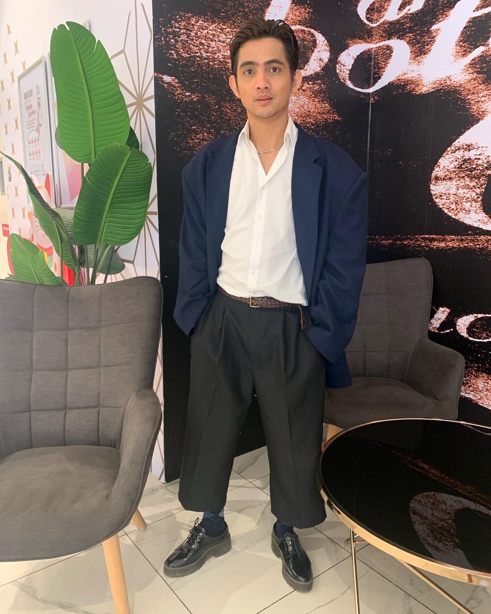 hattadolmatHDC's tweet photo. #ootd #oversizedjacket https://t.co/mDuFtxAfWY