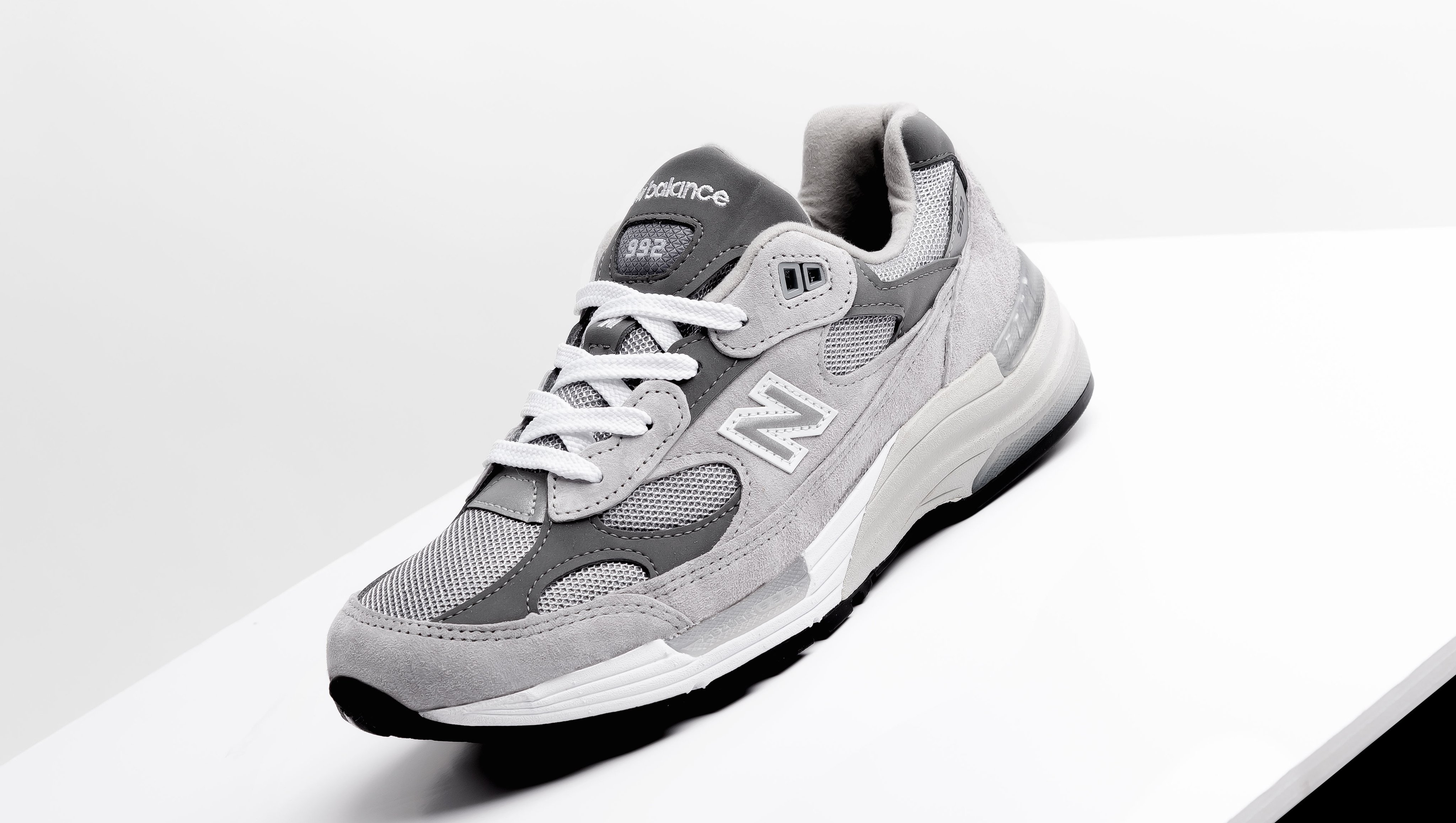 FOOTDISTRICT on Twitter: "The @newbalance 992 is back! combines the latest technology with iconic made in USA craftmanship - now the ultimate dad shoe. Available online in-store (Barcelona