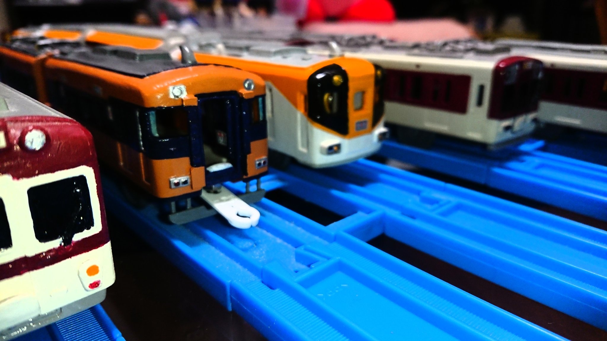 区間快速 Sur Twitter 改造プラレール 新作発表 近鉄 120系 完成しました 近鉄特急と言えばこの車両 塗料は調合しました ドアや窓配置を切り継ぎで再現 スカートと連結器はプラ板で制作 連結側の貫通扉は開けてみました ネタを仕込みました 感想お待ちしております